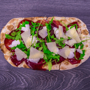 pinsa bresaola bufala rucola parmiggiano