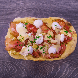 pinsa prosciutto bufala rucola parmiggiano
