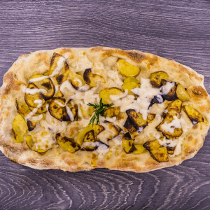 pinsa patate mozzarella salsiccia