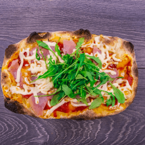 pinsa mozzarella prosciutto rucola pomodoro